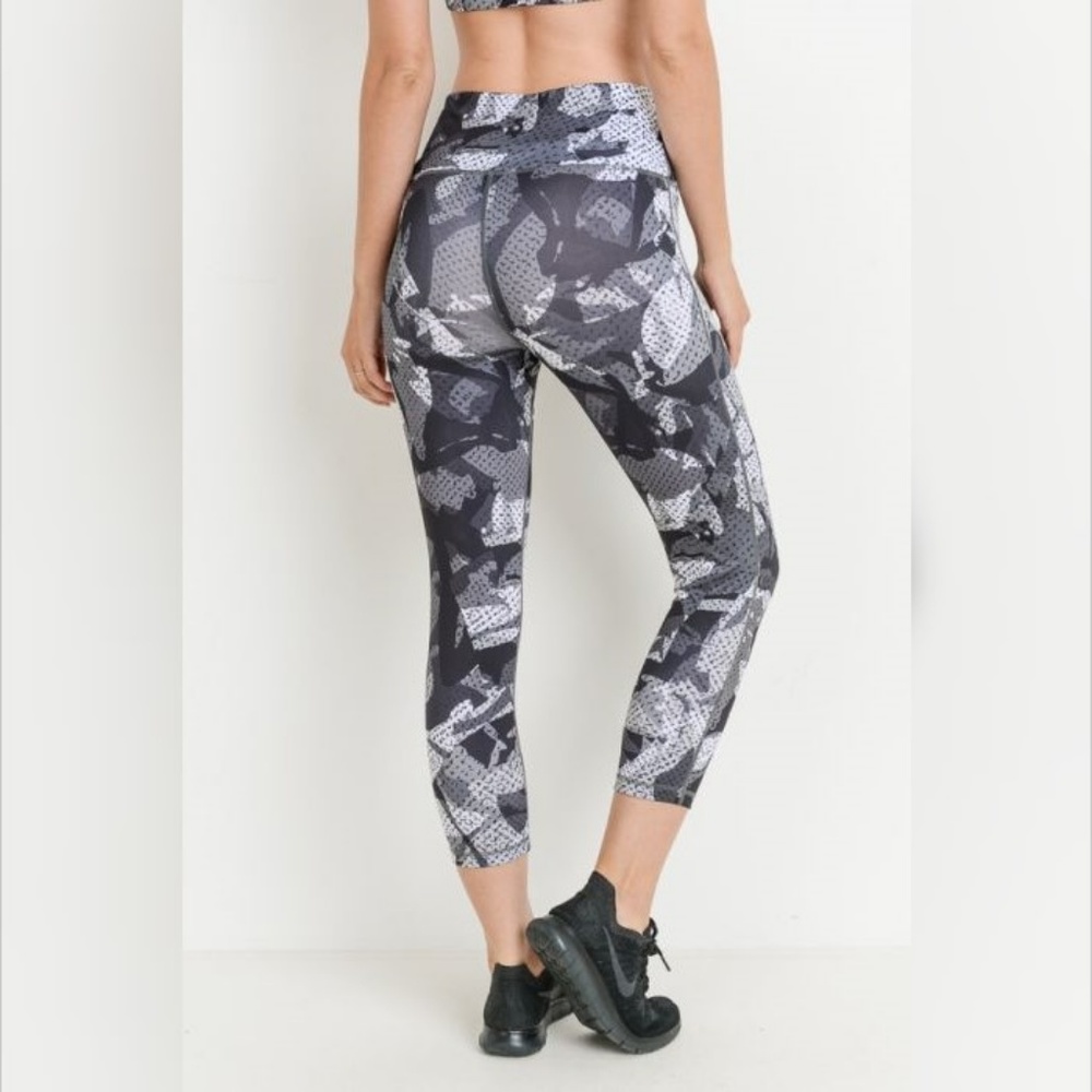 Monochrome Kaleidoscope Camo Print Capri Leggings - Picture 5 of 6